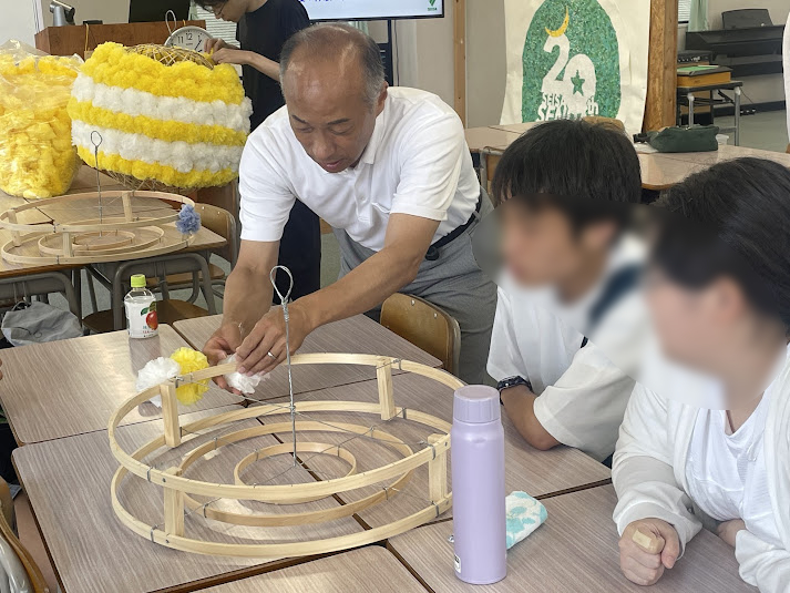 七夕飾り制作ワークショップでの参加者の様子